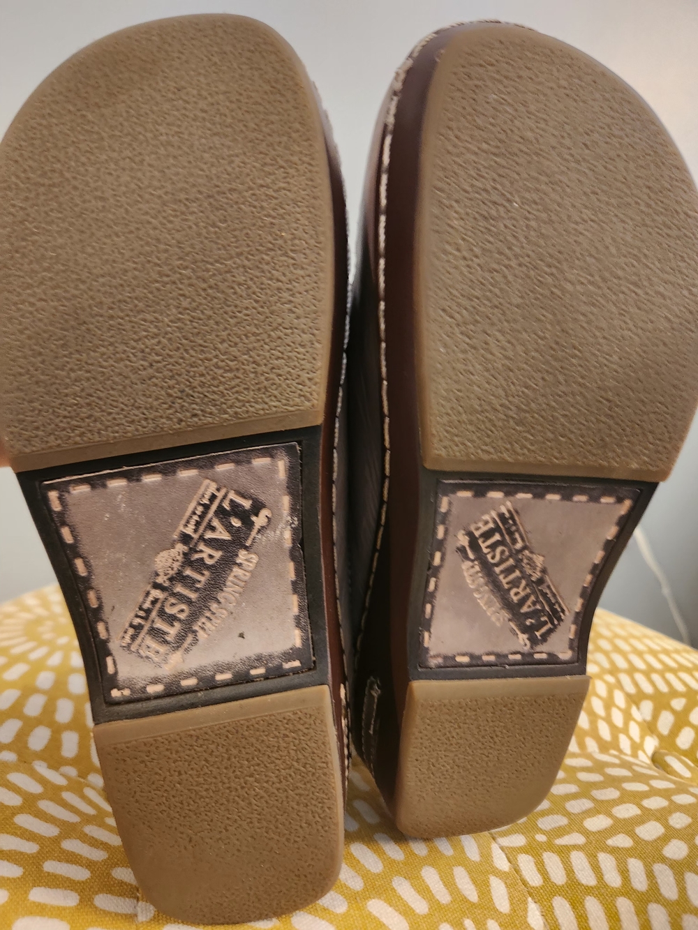 L'artiste Spring-Step Floral Embossed Leather Clogs. Size 7 - Picture 7 of 13
